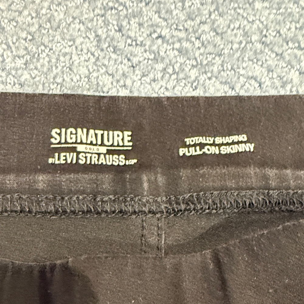 Signature Gold Levi Strauss pull on skinny Jean - Picture 3 of 10